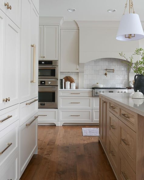 Beige Kitchens, Shaker Cabinets Kitchen, Terracotta House, White Shaker Cabinet, Lakehouse Kitchen, Beautiful White Kitchens, White Oak Kitchen, Classic Kitchen Design, Pine Kitchen