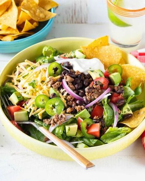 Mexican Lunch, Easy Taco Salad Recipe, Taco Salad Recipes, Ground Beef Tacos, Easy Taco, Taco Salad, Tacos Beef, 30 Minute Meals, Dinner Salads