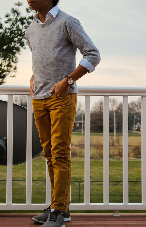 Mustard Jeans Outfit, Mustard Pants Outfit, Yellow Pants Outfit, Chinos Men Outfit, Trousers Outfit Men, Mustard Jeans, Mustard Yellow Pants, Boho Men Style, Brown Pants Outfit