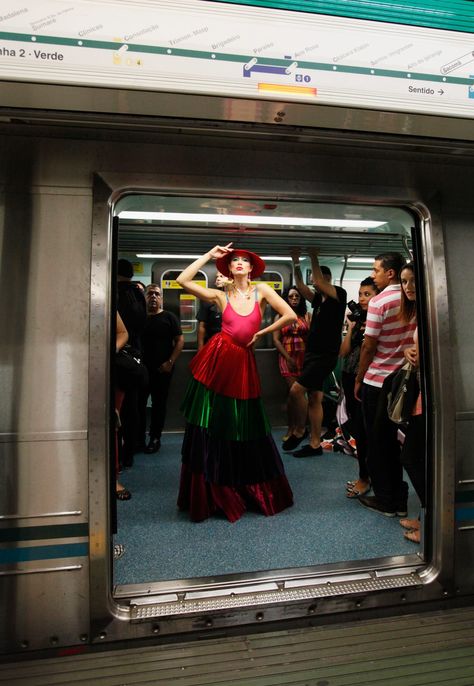 Models In A Brazilian Subway Station - Business Insider City Fashion Photography, Urban Fashion Editorial, Nyc Photoshoot, Urban Fashion Girls, 90s Urban Fashion, Urban Fashion Photography, Urban Wear Women, Urban Apparel, Mode Editorials