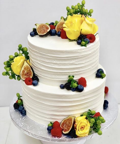 Rustic side tiered cake with fresh fruit and flower decoration. Mix Fruit Cake Decoration, Fresh Fruit Cake Decoration Ideas, Cake With Fresh Fruit, Wedding Cake Two Tier, Fruit Wedding Cake, Fruit Cake Design, Fresh Fruit Cake, Mums Birthday, Sugar Flowers Cake