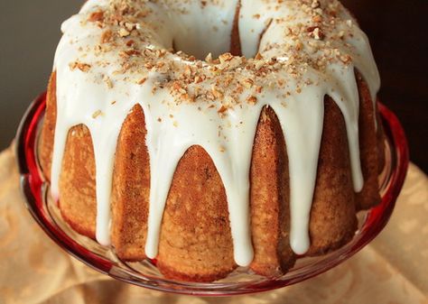 Jolts & Jollies: Bourbon Pecan Pound Cake with Bourbon Glaze Bourbon Dessert, Pecan Pound Cake, Bourbon Cake, Bourbon Recipes, Pecan Desserts, Bourbon Glaze, Boozy Desserts, Pecan Cake, Pound Cake Recipes