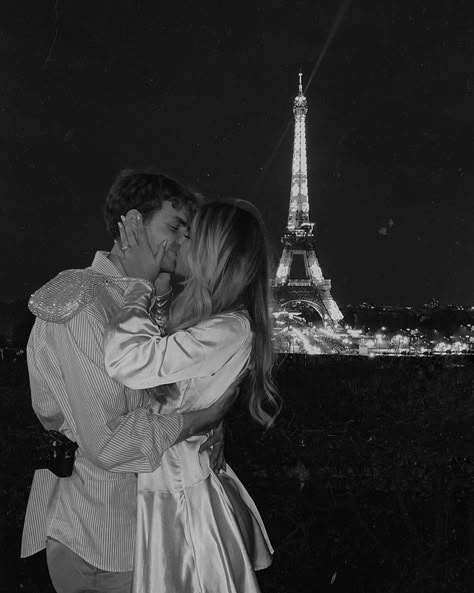 Paris Couple Pictures, Eiffel Tower Romantic, Paris Photo Ideas, Paris Couple, Luxury Lifestyle Couple, Honeymoon Photos, Romantic Dream, Paris Pictures, Aesthetic Lifestyle