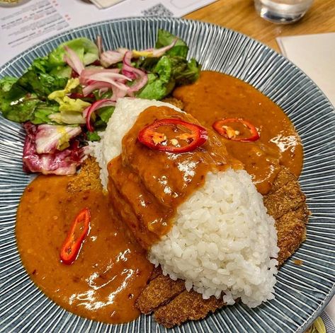 VEGAN LONDON FOOD | #Eatlondon on Instagram: “🍱 WAGAMAMA 🍱⁠ ⠀⠀⠀⠀⠀⠀⠀⠀⠀⠀⠀⠀⁠ Heads up katsu curry lovers! @wagamama_uk is serving something hot and spicy 😋⁠ here we have their bestselling…” Katsu Curry, Katsu Curry Aesthetic, Japanese Katsu Curry, Wagamama Katsu Curry, Japanese Curry Aesthetic, Japanese Chicken Katsu Curry Recipe, Katsu Curry Wagamama, Vegan London, London Food