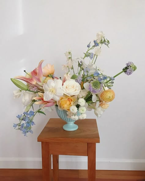 Mid Century Floral Arrangements, Artsy Floral Arrangements, How To Floral Arrangements Diy, Diy Flower Centerpiece, Modern Flower Centerpieces, How To Make A Floral Centerpiece, Multicolor Fall Wedding, Modern Floral Arrangements Wedding, Wedding Flower Diy