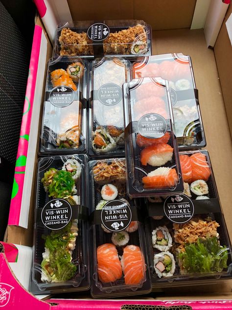 Sushi Take Out, Chicken Sushi, Food Delivery Packaging, Disney Themed Food, Lunch Catering, Sushi Love, Sushi Recipes, Picnic Food, Food Drinks Dessert