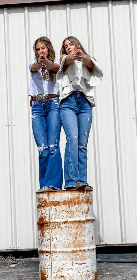 Bestie Western Photoshoot, Poses With Bsf, Western Sisters Photoshoot, Western Photoshoot Ideas Friends, Western Friend Photoshoot, Bsf Photo Shoot Ideas, Western Best Friend Pictures, Country Best Friend Pictures, Friend Pics To Recreate