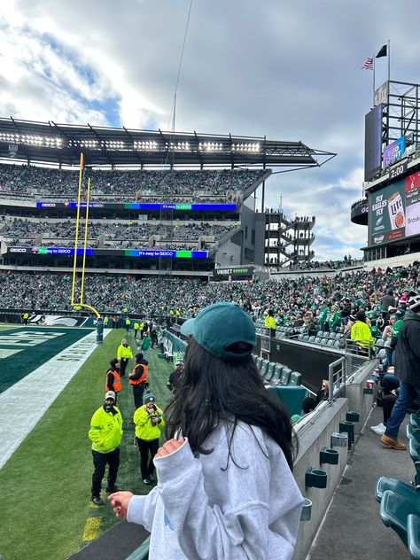 Nfl Games Aesthetic, Nfl Game Picture Ideas, Football Game Picture Ideas, Football Game Instagram Pictures, Nfl Game Aesthetic, Philadelphia Eagles Aesthetic, Football Season Aesthetic, Football Game Pictures, Philly Aesthetic