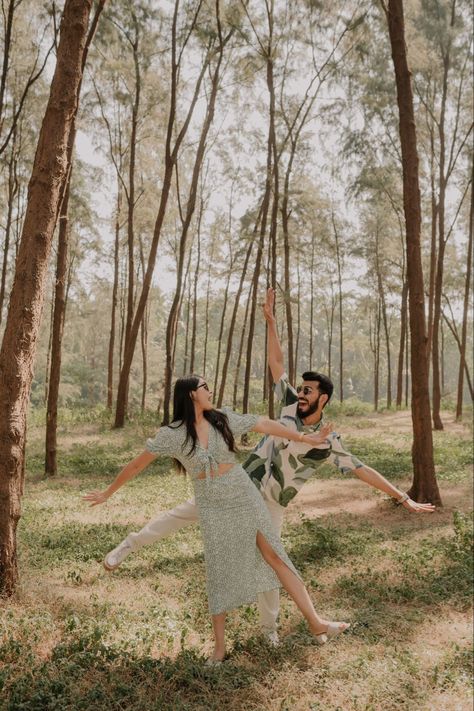 Garden Couple Pose, Pre Wedding Photo Shoot Dress Ideas, Forest Pre Wedding Photoshoot, Forest Couple Photos, Prewedding Poses Outdoor, Pre Wedding Shoot Dress Ideas, Pre Wedding Shoot Ideas Outdoor, Couples Photography Poses Outdoors, Pre Wedding Shoot Outfit Ideas