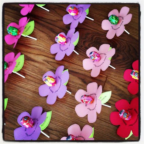 Lollipop Flower Valentines Lollipop Flowers Diy, Floral Lollipops, Lollipop Flower Valentine, Flower Lollipop, Lollipop Flower, Flower Valentines, Lollipop, School Crafts, Lei Necklace