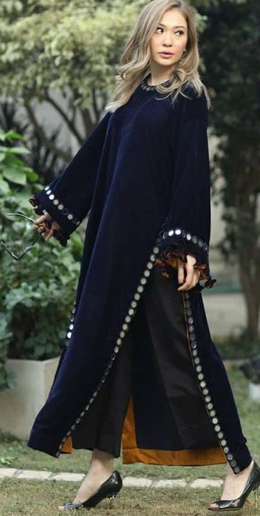 Abaya Winter Fashion, Velvet Long Shirts Pakistani, Winter Kaftan Outfit, Velvet Kaftan Dress Pakistani, Pakistani Winter Outfits, Pitch Colour Combination Dress, Printed Velvet Dress Designs, Velvet Pakistani Dress, Velvet Kaftan