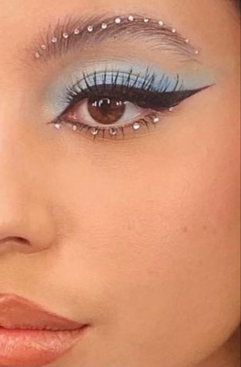 Euphoria Makeup Blue Eyes, Maddy Blue Makeup, Maddy Perez Makeup, Makeup Euphoria, Euphoria Inspired Makeup, Maddie Euphoria Makeup, Cassie Euphoria Eye Makeup, Maddy Euphoria Makeup, Euphoria Makeup