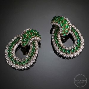 Inexpensive Jewelry, Jeweled Earrings, Diamond Jewelry Designs, Gold Earrings Designs, Exclusive Jewelry, Emerald Earrings, Emerald Jewelry, Van Cleef, Dream Jewelry