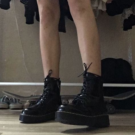 Botas Grunge, Photographie Indie, Dr Shoes, Grunge Aesthetic, Doc Martens, Look Cool, Fitness Inspo, Cute Shoes, All Black Sneakers