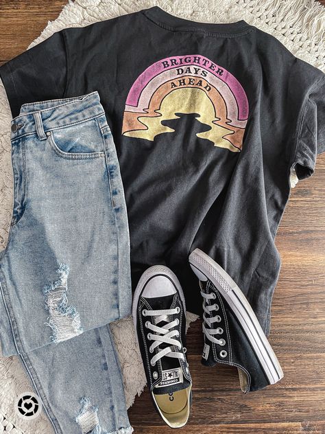 Distressed Jeans Outfit, Spring Fashion Women, Neutral Winter Outfit, Mom Graphic Tees, Style Converse, Graphic Tee Outfits, Brighter Days, Causal Outfits, Rocker Chic