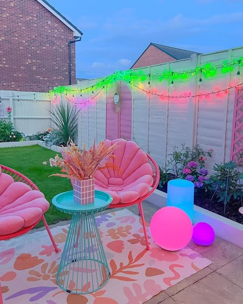 Bright Patio Furniture, Pink Balcony Decor, Nightclub Ideas, Backyard Vibes, Furniture Remodel, Colorful Patio, Pink Furniture, My First Home, Deco Originale