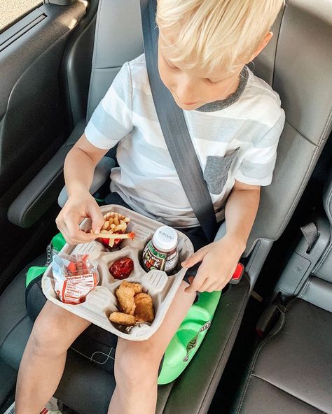 Brittney-Homegrown Traditions on Instagram: “🚗 ROAD TRIP TIP 5: CUP HOLDER FOOD TRAY  Yup. This tip is a serious #gamechanger for eating on-the-go. For those times when the trip…” Car Trip Food, Car On Road, Toddler Road Trip, Trip Hacks, Kids Travel Activities, Car Food, Road Trip Food, Road Trip Activities, Family Road Trip