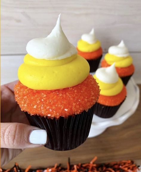 Candy Corn Cake, Corn Cupcakes, Halloween Cupcakes Decoration, Candy Corn Cupcakes, Halloween Food Treats, Cupcake Cake Designs, Cupcake Bakery, Halloween Baking, Cake Decorating Designs