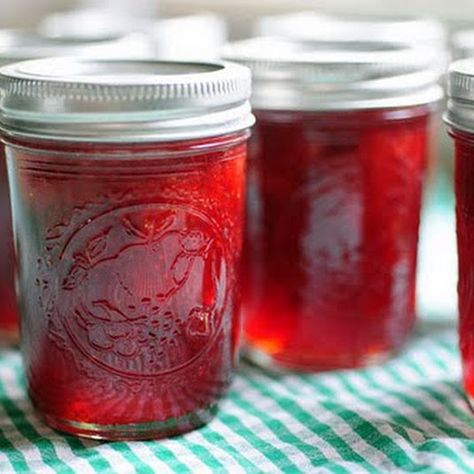 Simple Strawberry Jam::  The Pioneer Woman Rhubarb Chutney, Scandinavian Recipes, Grape Trellis, Pioneer Women Cooks, Canning 101, Strawberry Jam Recipe, Edible Wild Plants, Chutney Recipe, Pioneer Woman Recipes