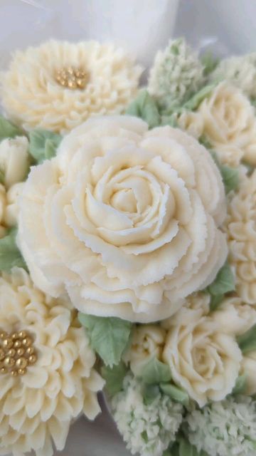 Flower Buttercream, Cupcake Bouquets, White Cupcakes, Cupcake Bouquet, Cupcake Decorating, Buttercream Flowers, Wedding Cupcakes, White Bouquet, Cupcakes Decoration