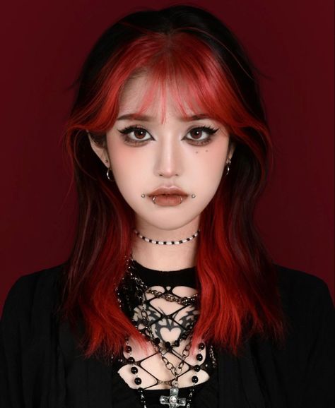 Black Roots Hair Color Ideas, Halo Hair Colors, Red Hair Streaks, Underdye Hair, Red Hair With Bangs, Short Bleached Hair, Deep Red Hair, Short Dyed Hair, Black Red Hair