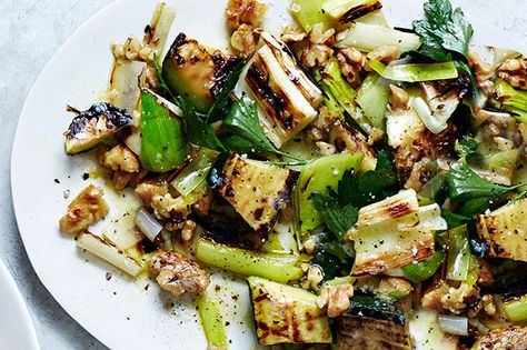 Grilled Zucchini and Leeks with Walnuts and Herbs Grilled Salad Recipes, Best Grilled Vegetables, Grilled Vegetable Recipes, Grilled Salad, Leek Recipes, Herb Recipes, Grilled Zucchini, Idee Pasto Sano, Vegetable Sides