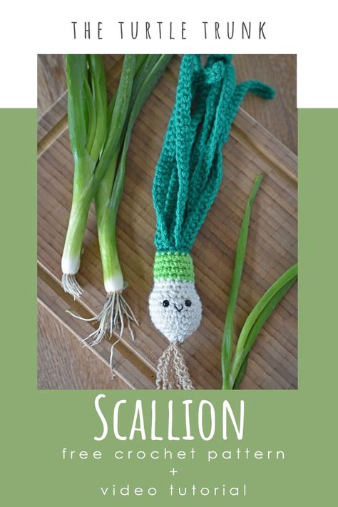 This free crochet scallion pattern is perfect for kids play food! Find this free pattern on my blog ro video tutorial on YouTube! Crochet Vegetables Free Pattern, Crochet Corn, Crochet Play Food, Crochet Vegetables, Kids Play Food, Crochet Cat Toys, Crochet Fruit, Food Patterns, Crochet Food