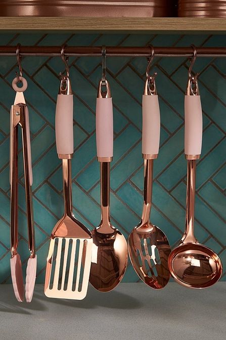 Rose Gold Kitchen Accessories, Pink Kitchen Utensils, Pink Utensils, Assiette Design, Kitchen Decor Collections, Rose Gold Kitchen, Table Rose, Pastel Home Decor, Kitchen Tool Set