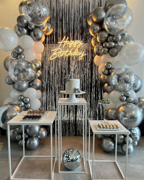 Cute Themes For Parties, Silver And White Birthday Theme, Teen Party Ideas Themes, Ideas Para 15 Años Decoracion, Silver Birthday Decoration, 18th Birthday Party Ideas Decoration, Silver Birthday Decorations, 18th Birthday Party Ideas, 17th Birthday Party Ideas