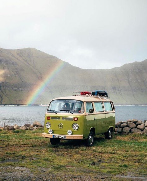 Vintage Vw Camper, Volkswagen Van, Vintage Vw Bus, Perfect Road Trip, Hippie Van, Best Cars, Vintage Vw, Road Trip Hacks, Volkswagen Bus