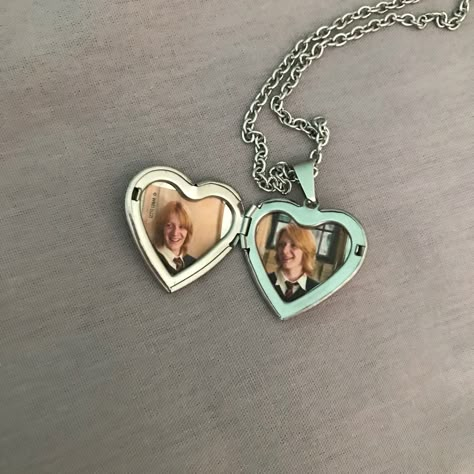 Draco Malfoy Necklace, Roblox Plush, Harry Potter Book Covers, Harry Potter Necklace, Cute Harry Potter, Phelps Twins, Fred And George Weasley, Weasley Twins, Hogwarts Aesthetic