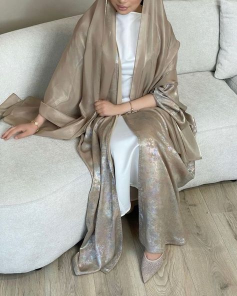 Cream Abaya, Hijabi Dubai, Luxury Abaya, Photo Studio Design, Abaya Designs Latest, Dress Islamic, Abaya Fashion Dubai, Abaya Outfit, Abaya Hijab