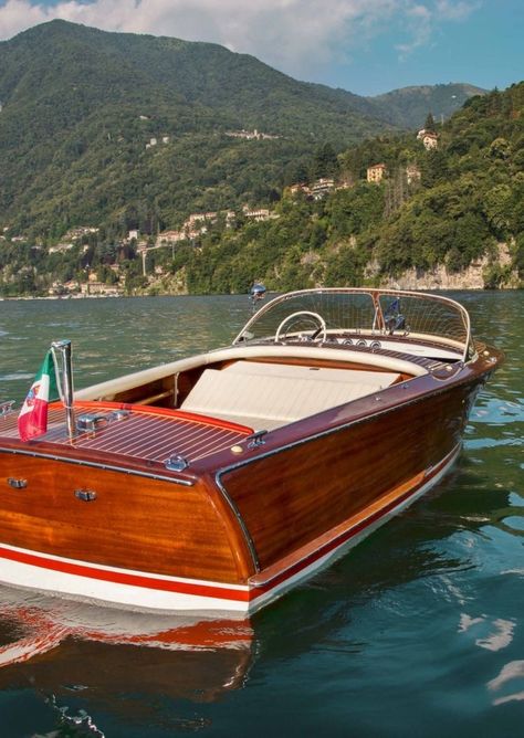 Lake Como Italy Boat, Lake Como Boat Tour, Italian Boat, Lake Como Boat, Boating Lifestyle, Boat Aesthetic, Bellagio Italy, Riva Boat, Small Yachts