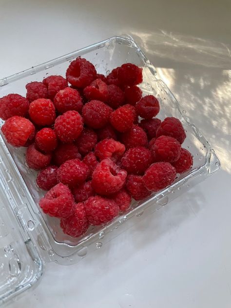 Raspberries Aesthetic, Fruits Vitamins, Sunlight Aesthetic, Food L, Healthy Food Motivation, Healthy Lifestyle Food, Fruit Smoothies, Food Obsession, Snack Time