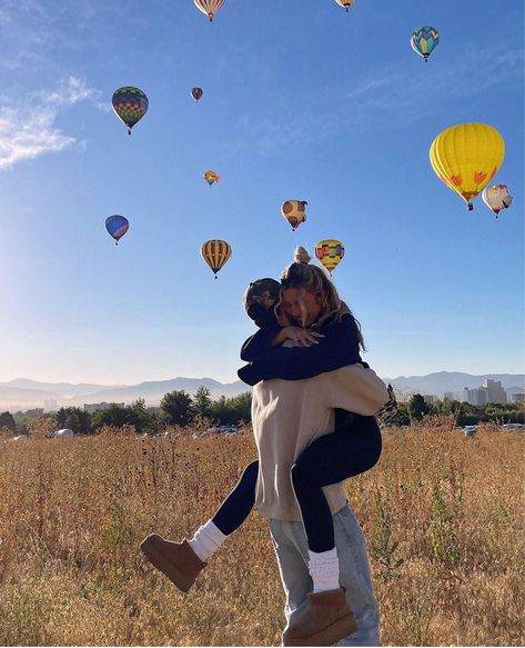 Couples Holiday Pictures, Air Balloon Outfit, Hot Air Balloon Outfit, Balloon Outfit, Ultra Minis, Fall Date Ideas, Breakfast Picnic, Mini Uggs, Balloon Race