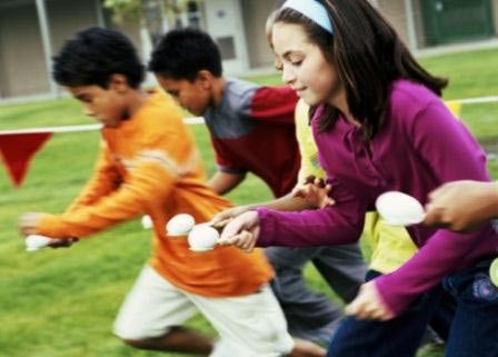 egg-and-spoon Egg Relay Race, Things To Do On Easter, Kids Relay Races, Relay Games For Kids, Star Wars Party Games, Fun Easter Games, Egg And Spoon Race, Relay Games, Easter Games For Kids