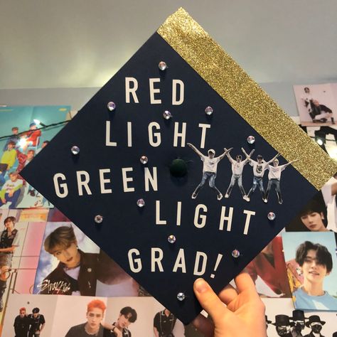 Skz Graduation, Ateez Graduation Cap, Stray Kids Graduation Cap, Kpop Graduation Caps, Kpop Graduation, Grad Hats, Graduation Cap Decoration Diy, High School Graduation Cap, Red Light Green Light