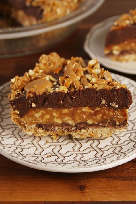 Take 5 Pie Samoa Pie, Candy Bar Pie, Thanksgiving Desserts Pie, Dessert Pie Recipes, Fun Thanksgiving Desserts, Mini Torte, Thanksgiving Desserts Easy, Holiday Pies, Quick Easy Desserts