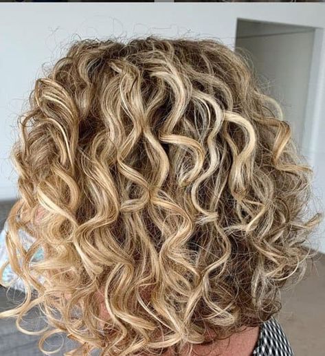 Blonde Curly Hair Color Ideas, Blonde Highlights Short Curly Hair, Dark Blonde Curly Hair With Highlights, Balayage Blonde Curly, New Hair Color Ideas For Blondes, Short Curly Blonde Hair Natural, Blonde Highlights Curly Hair Natural Curls, Short Curly Hair Color, Short Curly Hair Blonde