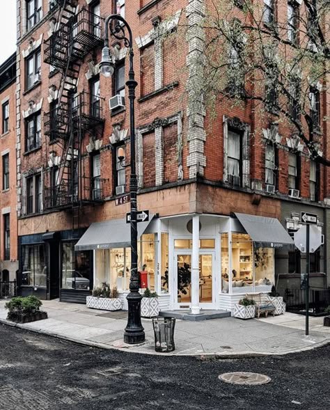 Apartment Building Exterior, Nyc Coffee Shop, Ideas For Minecraft, West Village Nyc, Bloxburg Town, Cafe New York, Apartment Exterior, Vintage City, New York Pictures