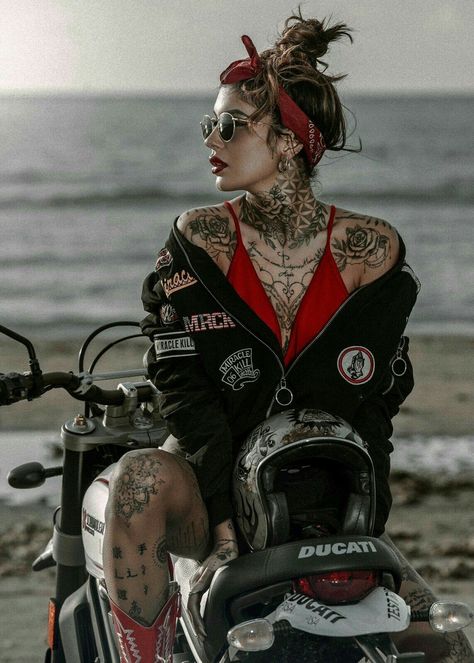 Mujeres Tattoo, Cafe Racer Girl, Biker Photoshoot, Tattoed Women, Bike Photoshoot, Look Rock, Biker Chic, White Tattoo, Biker Chick