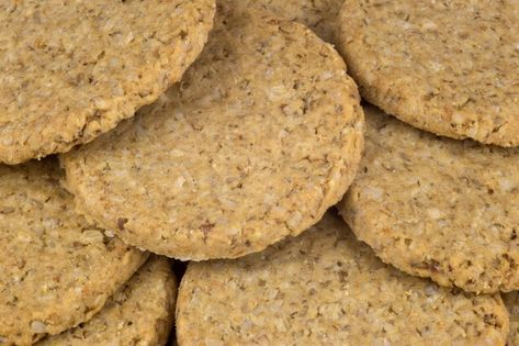 Scottish Oatcakes, Scottish Oat Cakes, Aip Snacks, Oat Cake Recipes, Best Oatmeal Cookies, Scottish Food, Scottish Recipes, Bonnie Scotland, Burns Night