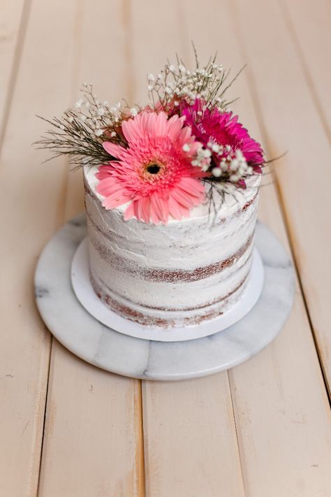 Flower cake Simple Cake With Real Flowers, Real Flower Cake Decorating, Real Flowers On Cake, Birthday Cake With Real Flowers, Chocolate Cake Decoration, Fancy Desserts, Birthday Flowers, Easy Cake, Flower Cake