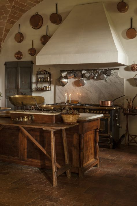 Rome Tenuta di Bertarello, a Countryside retreat - Italy Segreta Italy Kitchen, Dreamy Kitchens, Keeping Rooms, Country Style Living Room, Italian Farmhouse, French Country Living Room, Rustic Traditional, French Kitchen, Countryside House