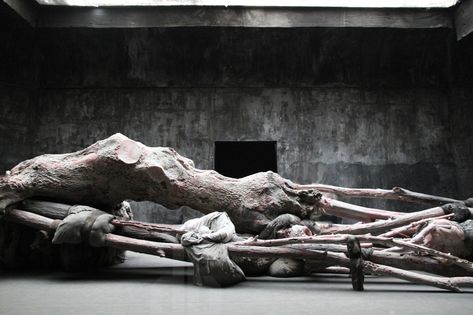 berlinde de bruyckere's 'cripplewood' at the 2013 venice art biennale is an enormous wax installation that accurately reproduces a vast fallen tree trunk. Venice Art, Public Sculpture, Digital Museum, Venice Biennale, Matte Painting, Sculpture Installation, Ceramic Sculpture, Urban Art, Installation Art