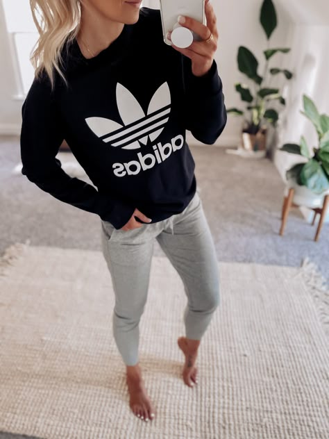 Mom Athleisure Style Winter, Athletic Looks For Women, What To Wear With Grey Leggings, Leggings And Crewneck Outfits, Comfy Legging Outfits Winter, Mom Lounge Wear Outfit, Stylish Athletic Outfits, Athletic Mom Outfits, Sweatshirt Outfit Ideas Casual