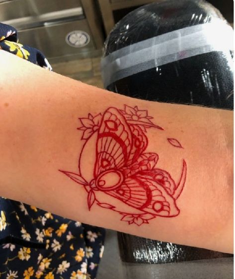 Moth Tattoo Artsy Butterfly Tattoo, 20 Tattoo, Fern Tattoo, Pink Tattoo, Fairy Tattoo Designs, Handpoke Tattoo, Moth Tattoo, Red Ink Tattoos, Tatuaje A Color