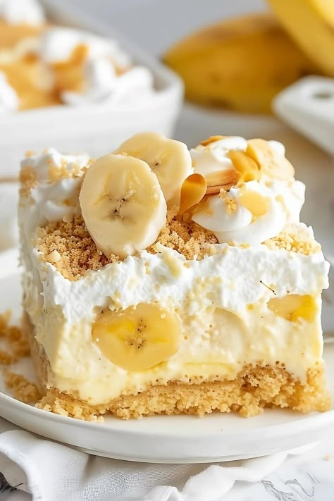 This dreamy banana pudding cake is quick, easy, and irresistible! The layers of yellow cake, pudding, fresh bananas, and crushed vanilla wafers are incredible. Banana Pudding With Cake, Banana Pudding Bars Recipe, Banana Lasagna Dessert, Easy Banana Desserts, Banana Pineapple Cake, Banana Pudding Cake Recipe, Nilla Wafer Banana Pudding, Spring Eats, Personalized Cookbook