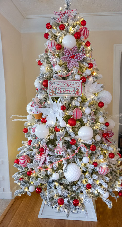 Red and White Christmas Tree (Gingerbread Theme) Christmas Memory Tree, Peppermint And Gingerbread Christmas Tree Ideas, Gingerbread Christmas Trees Ideas, Gingerbread Themed Christmas Tree Ideas, Red And White Candy Cane Christmas Tree, Gingerbread Theme Tree, Gingerbread Theme Christmas Decor, Christmas Tree Ideas Red White, Gingerbread Tree Ideas