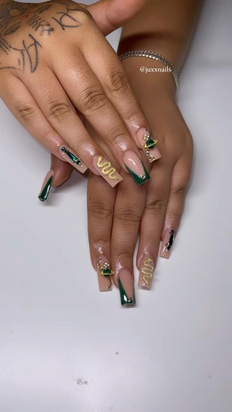 Gold Nails Prom, Sweet 16 Nails, Emerald Nails, Gold Acrylic Nails, Green Acrylic Nails, Dark Green Nails, Gold Nail Designs, Green Nail Designs, Simple Acrylic Nails